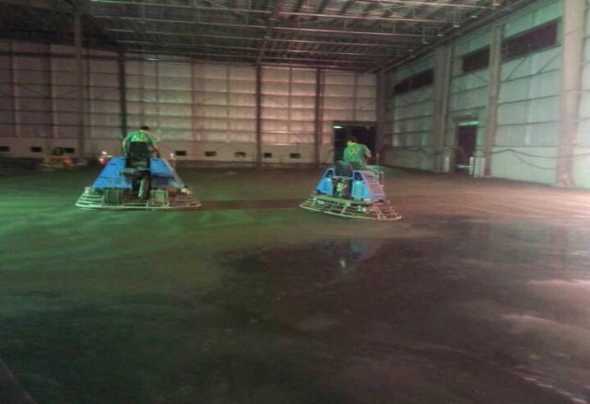 百石亮地坪正在现场作业